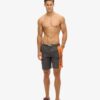 Bañador deportivo con logo de 19 pulgadas fabricado con materiales reciclados