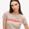 Camiseta ajustada con logotipo de ropa deportiva