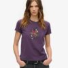 Camiseta ajustada con pequeño tatuaje de pedrería