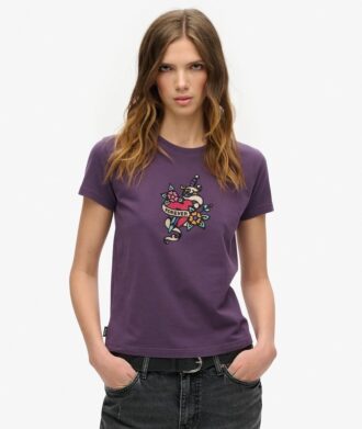Camiseta ajustada con pequeño tatuaje de pedrería