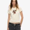 Camiseta ajustada con pequeño tatuaje de pedrería