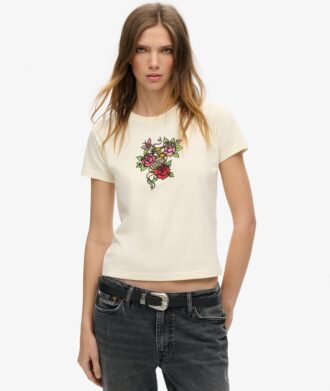 Camiseta ajustada con pequeño tatuaje de pedrería