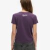 Camiseta ajustada con pequeño tatuaje de pedrería