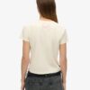 Camiseta ajustada con pequeño tatuaje de pedrería