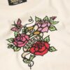 Camiseta ajustada con pequeño tatuaje de pedrería