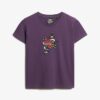 Camiseta ajustada con pequeño tatuaje de pedrería