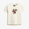 Camiseta ajustada con pequeño tatuaje de pedrería