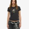 Camiseta ajustada con strass y pequeño tatuaje