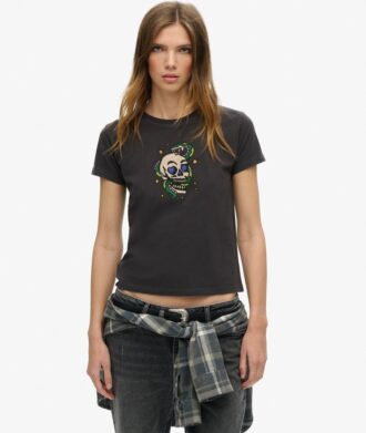 Camiseta ajustada con strass y pequeño tatuaje