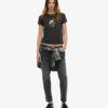 Camiseta ajustada con strass y pequeño tatuaje
