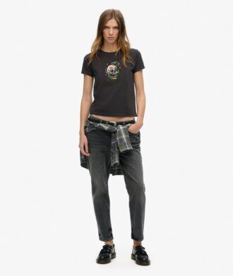 Camiseta ajustada con strass y pequeño tatuaje