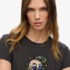 Camiseta ajustada con strass y pequeño tatuaje