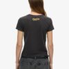 Camiseta ajustada con strass y pequeño tatuaje