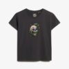 Camiseta ajustada con strass y pequeño tatuaje