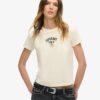 Camiseta ajustada con tatuaje de pedrería