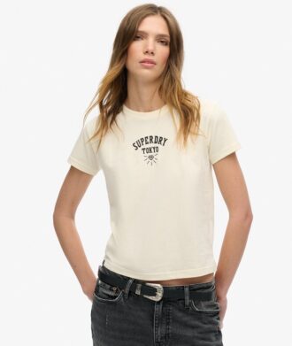 Camiseta ajustada con tatuaje de pedrería