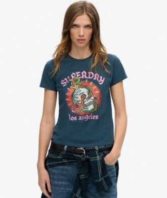 Camiseta ajustada con tatuaje de pedrería