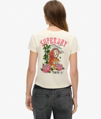 Camiseta ajustada con tatuaje de pedrería