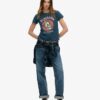 Camiseta ajustada con tatuaje de pedrería