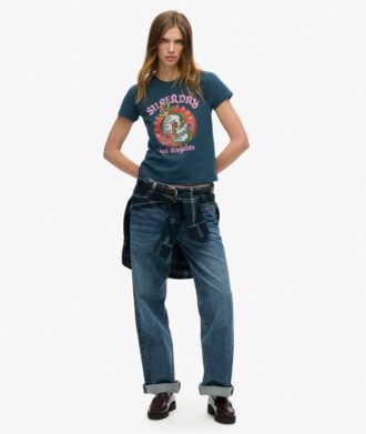 Camiseta ajustada con tatuaje de pedrería