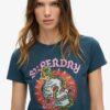 Camiseta ajustada con tatuaje de pedrería