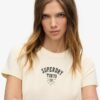 Camiseta ajustada con tatuaje de pedrería
