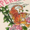 Camiseta ajustada con tatuaje de pedrería