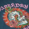 Camiseta ajustada con tatuaje de pedrería