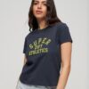 Camiseta Athletic Essentials Graphic 90S