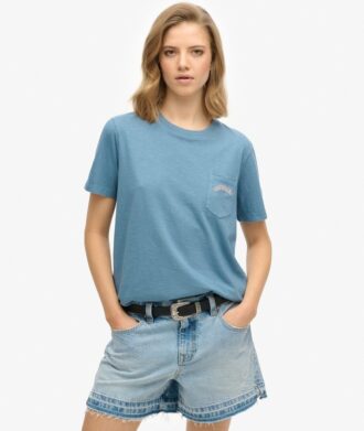 Camiseta con bolsillo teñida con el logotipo Essential