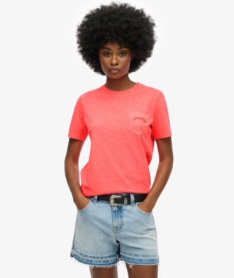Camiseta con bolsillo teñida con el logotipo Essential