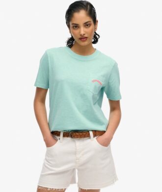 Camiseta con bolsillo teñida con el logotipo Essential