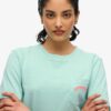 Camiseta con bolsillo teñida con el logotipo Essential