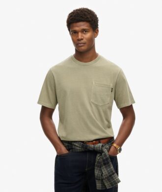 Camiseta con bolsillo y costuras en contraste