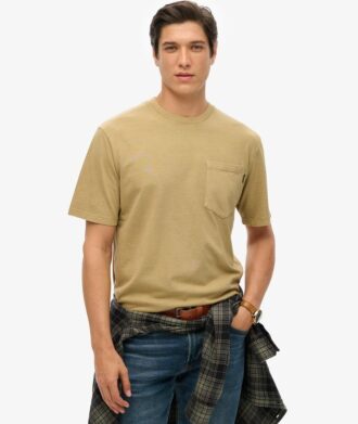 Camiseta con bolsillo y costuras en contraste