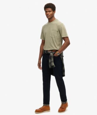 Camiseta con bolsillo y costuras en contraste