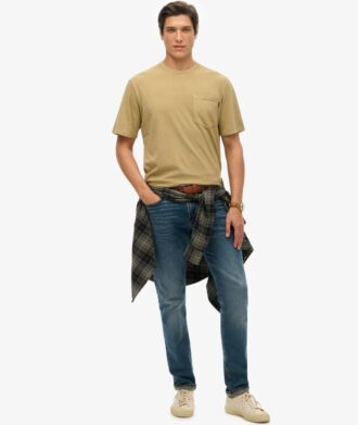 Camiseta con bolsillo y costuras en contraste