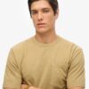 Camiseta con bolsillo y costuras en contraste