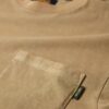 Camiseta con bolsillo y costuras en contraste