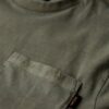 Camiseta con bolsillo y costuras en contraste