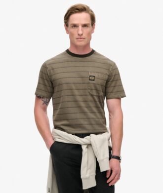 Camiseta con bolsillo y rayas texturizadas