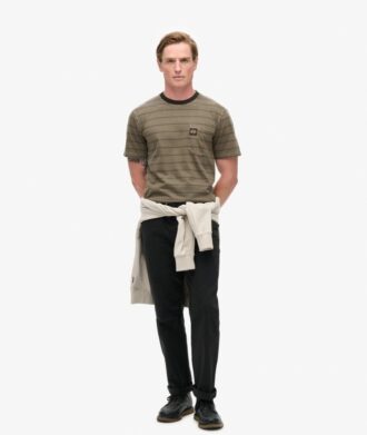Camiseta con bolsillo y rayas texturizadas
