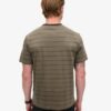 Camiseta con bolsillo y rayas texturizadas
