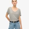 Camiseta con cuello en V bordado y efecto slub de Studios