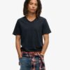 Camiseta con cuello en V y bordes sin rematar