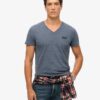 Camiseta con cuello en V y logotipo de Organic Cotton Essential