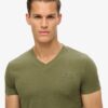 Camiseta con cuello en V y logotipo de Organic Cotton Essential