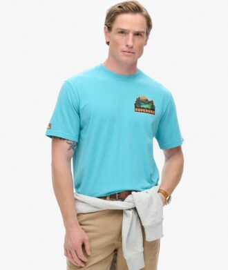 Camiseta con estampado de cofre de postales de viaje