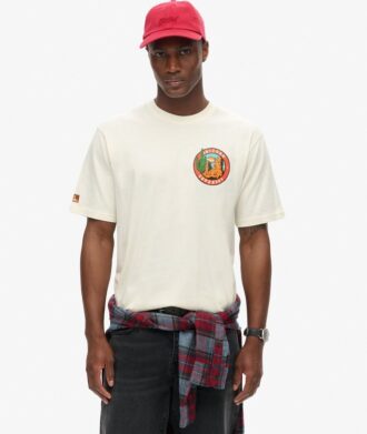 Camiseta con estampado de cofre de postales de viaje
