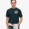 Camiseta con estampado de cofre de postales de viaje